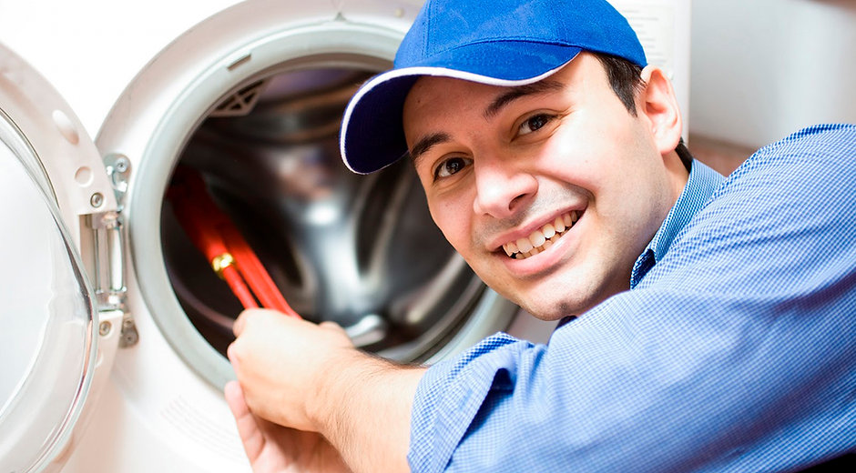 Lionel trabajando, siendo el principal operario de frio service